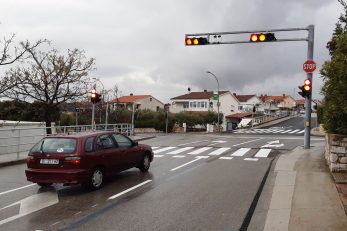 Postavljanje svjetlosne signalizacije riješilo je veliki krčki prometni problem / Foto M. TRINAJSTIĆ