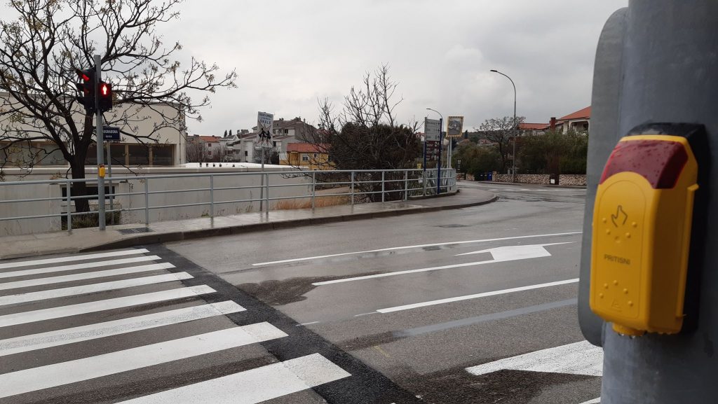 Pješaci zeleno svjetlo mogu »pozvati« pritiskom na žutu tipku / Foto M. TRINAJSTIĆ