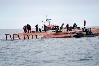 Danski ronioci na brodu Karin Hoej koji se sudario s brodom Scot Carrier/ Reuters