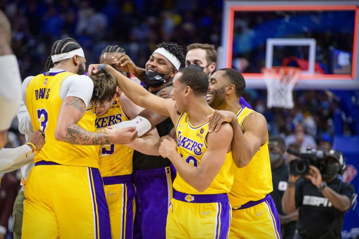 Austin Reaves u središtu klupka radosti Lakersa/Foto REUTERS