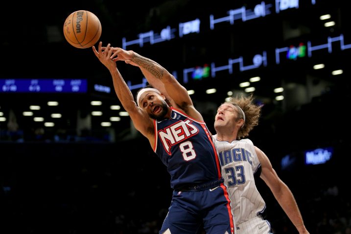 Patty Mills (Brooklyn) i Robin Lopez (Orlando)/Foto REUTERS