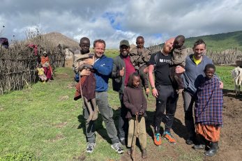 Oleg Medica, Sani Hlanuda i Damir Frlan s djecom u Tanzaniji / Foto privatni album