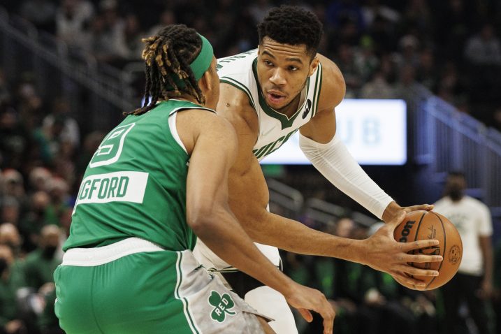 Giannis Antetokounmpo i Romeo Langford/Foto REUTERS i