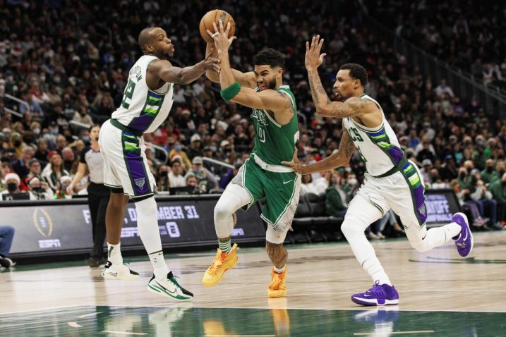 Jayson Tatum između dvojice igrača Milwaukeeja/Foto REUTERS