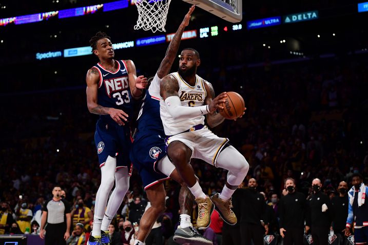 Nic Claxton i LeBron James/Foto REUTERS