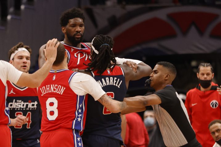 Joel Embiid i Montrezl Harrel u "klinču"/Foto REUTERS