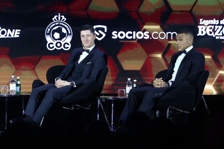 Robert Lewandowski i Kylian Mbappe tijekom dodjele Globe Soccer Awards u Dubaiju/Foto REUTERS