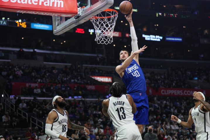 Ivica Zubac zakucava preko Jamesa Hardena/Foto REUTERS