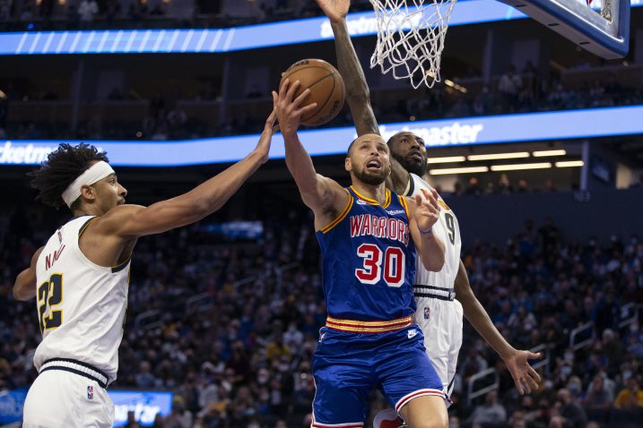 Stephen Curry, Zeke Nnaji i Davon Reed/Foto REUTERS