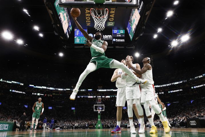 Jaylen Bronw zakucava kraj Lukea Kennarda/Foto REUTERS
