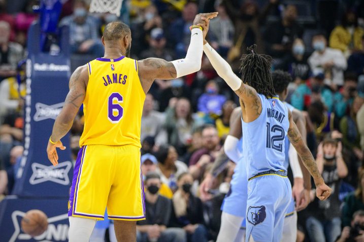 LeBron James i Ja Morant/Foto REUTERS