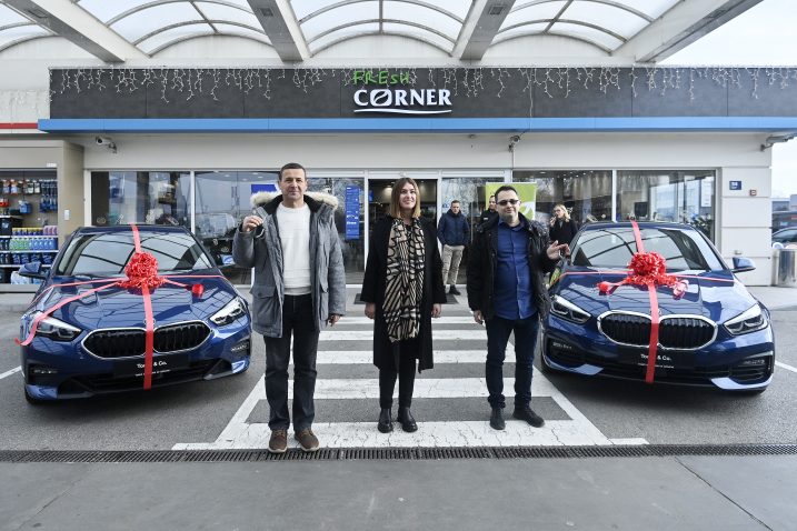 Svečano uručenje automobila BMW 118i i BMW 218i Zoranu Lukoviću i Branku Cvitkoviću, koji su ih osvojili na nagradnoj igri 'Kupuj na Ini, BMW je bliži nego što se čini'. Ključeve automobila dobitnicima je uručila operativna direktorica Usluga kupcima Ine Zdravka Demeter Bubalo, program je vodila Iva Šulentić a za dodatna iznenadjenja su se pobrinuli rally vozači Juraj Šebalj i Viliam Prodan. Foto: Boris Kovacev / CROPIX