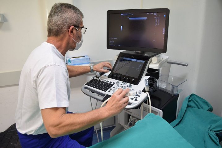 Prof. dr. Damir Miletić s novim ultrazvučnim uređajem / Foto KBC Rijeka