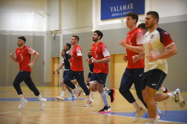 Filip Glavaš predvodi zagrijavanje hrvatskih rukometaša/Foto PIXSELL