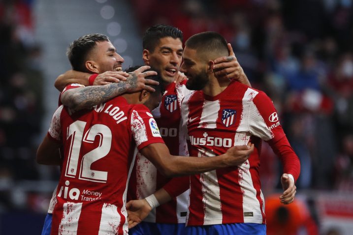Angel Correa slavi pogodak sa suigračima/Foto REUTERS