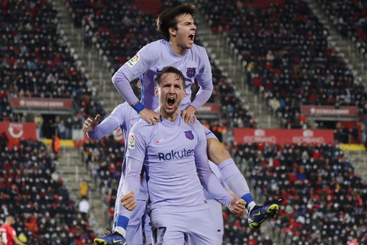 Luuk de Jong slavi pobjednički pogodak s Riquijem Puigom/Foto REUTERS