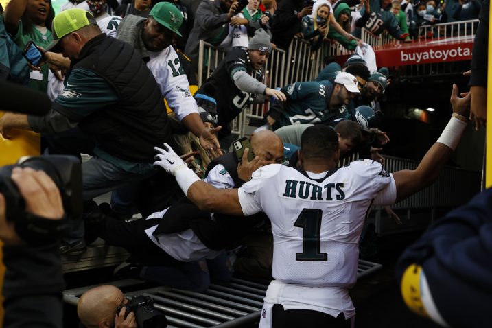 Jalen Hurts u trenucima puknuća ograde i pada navijača/Foto REUTERS