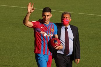 Ferran Torres i predsjednik Joan Laporta/Foto REUTERS