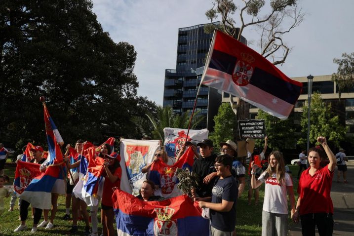 Đokovićevi obožavatelji ispred hotela u Australiji/Foto REUTERS