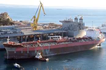 Tanker »Santiago« jučer je dotegljen iz »3.maja« na dokovanje u »Viktor Lenac« / Foto V. KARUZA