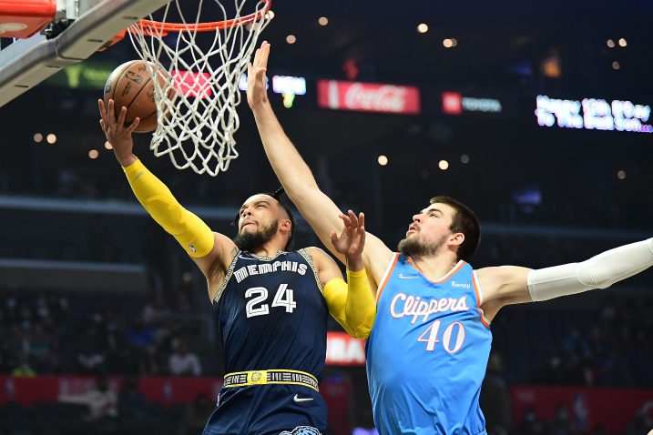 Dillon Brooks i Ivica Zubac/Foto REUTERS