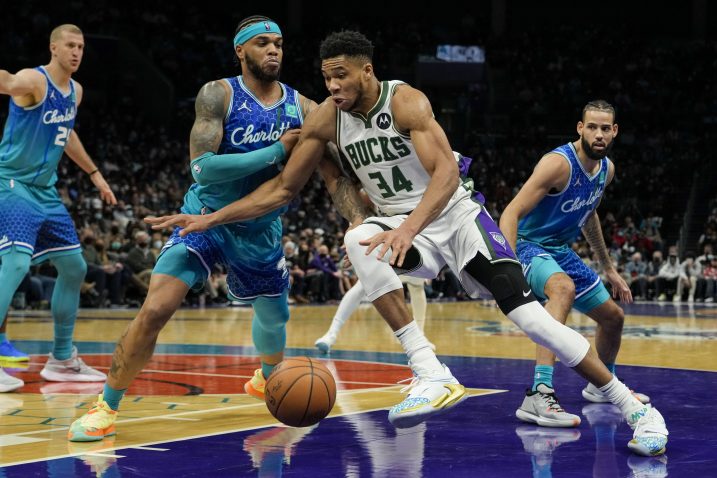 Giannis Antetokounmpo i Miles Bridges/Foto REUTERS