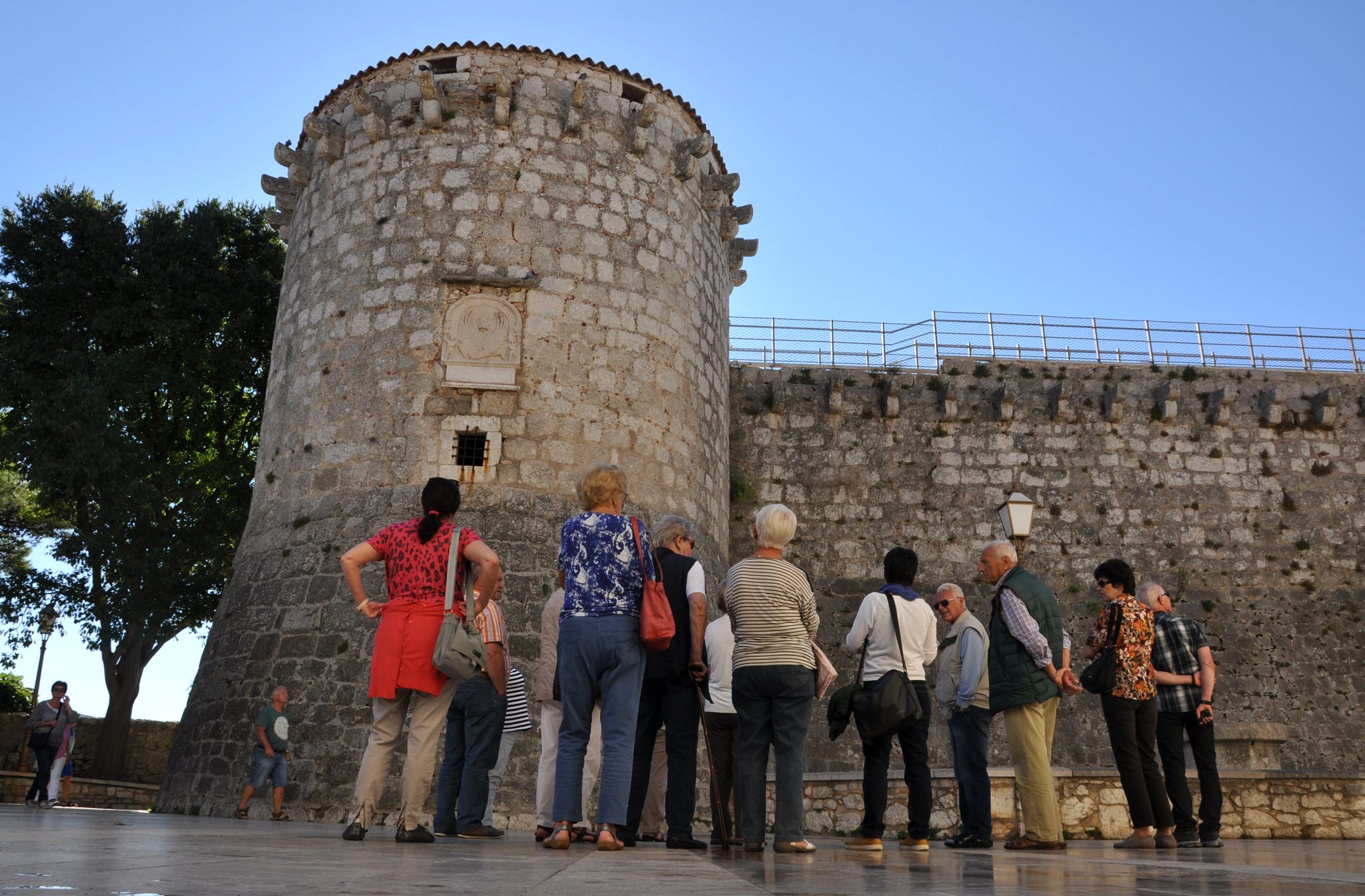 Svi zainteresirani građani mogu se pridružiti besplatnom organiziranom razgledu krčkoga starog grada / Foto M. TRINAJSTIĆ