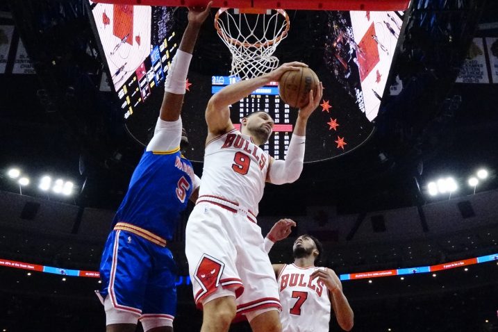Nikola Vučević i Kevon Looney/Foto REUTERS