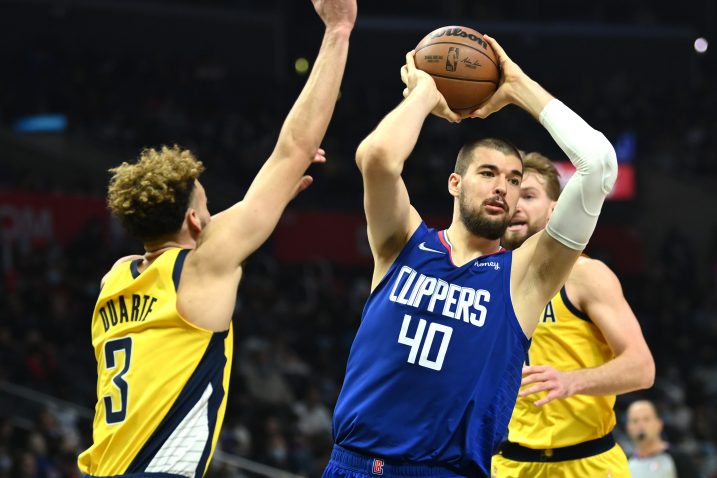 Ivica Zubac i Chris Duarte/Foto REUTERS