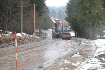 Pohvalni su pokušaji privremenog saniranja prometnice, no kad padne snijeg, sve to bit će uzaludno /* Foto Marinko KRMPOTIĆ