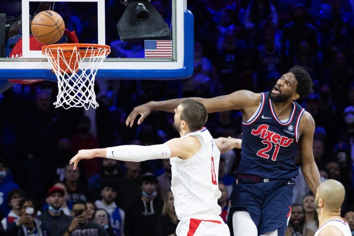 Ivica Zubac i Joel Embiid/Foto REUTERS