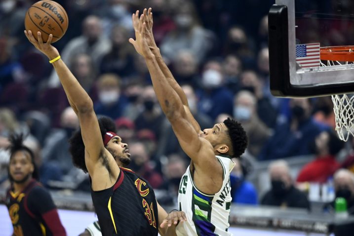 Jarrett Allen i GIannis Antetokounmpo /Foto REUTERS