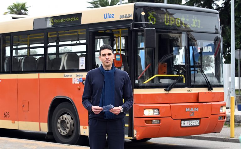 Od malih nogu želio sam biti vozač i to baš gradskog autobusa. Nadam se da će se ipak predomisliti i ponuditi mi novi / Snimio Vedran KARUZAugovor - Robert Puljić