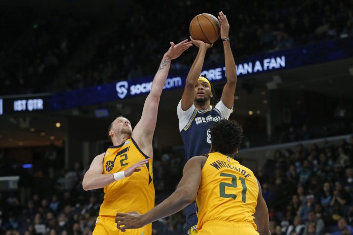 Joe Ingles pokušava blokirati Ziairea Williamsa/Foto REUTERS