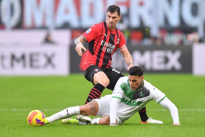 Alessio Romagnoli (Milan) i Gianluca Scamacca (Sassuolo)/Foto REUTERS