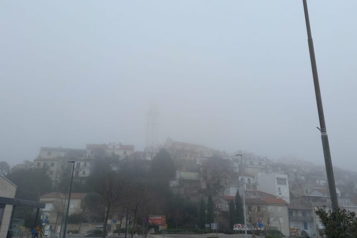 Novljanski zvonik nestao u subotnjoj magli / Foto Jadranka Deranja