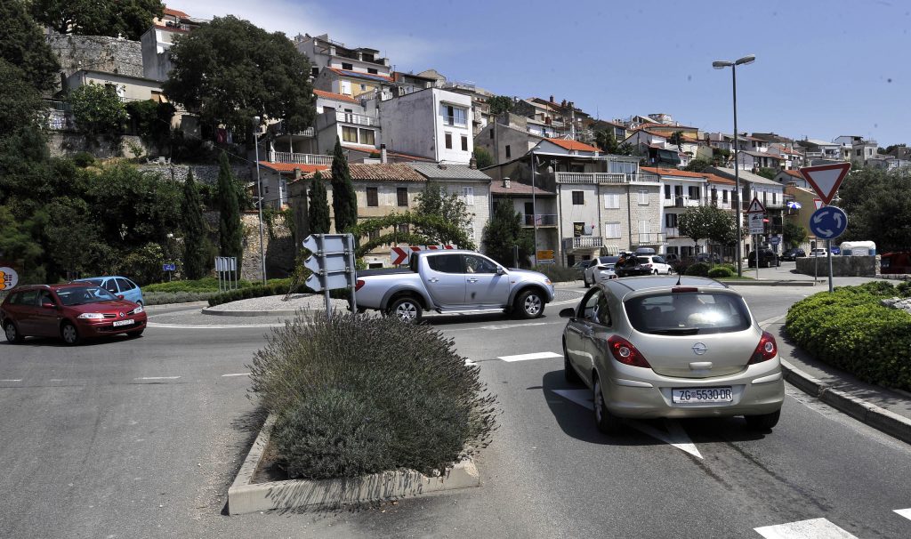 Obilaznica bi trebala znatno smanjiti prometni pritisak u centru Novoga, posebice za vrijeme turističke sezone / NL arhiva