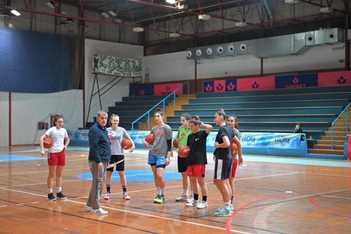 Trener Igor Prtorić s košarkašicama FSV-a/Foto M. LEVAK