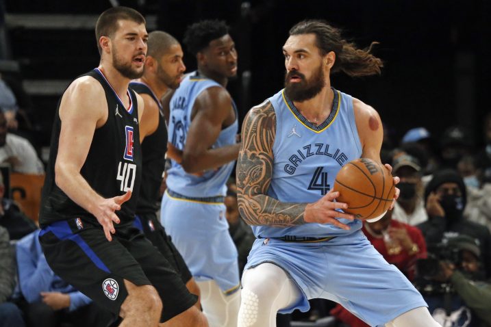 Ivica Zubac i Steven Adams/Foto REUTERS