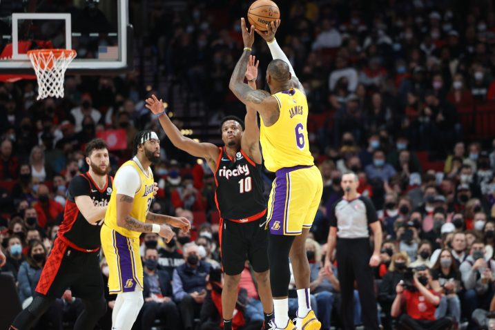 LeBron James šutira preko Dennisa Smitha Jr./Foto REUTERS