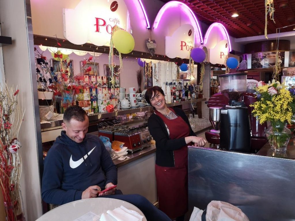  U kafiću Tik-Tak karnevalska dekoracija, a uvijek nasmiješena voditeljica Natali Zrinšćak kuha kavu »za deset« / Snimila A. KUĆEL-ILIĆ