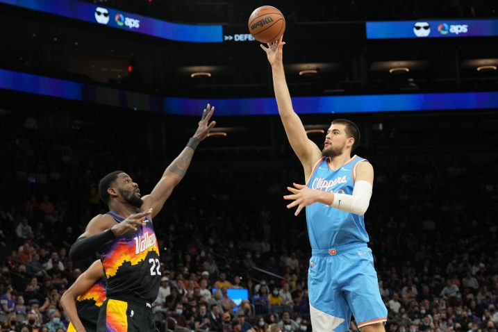 Ivica Zubac i Deandre Ayton/Foto REUTERS