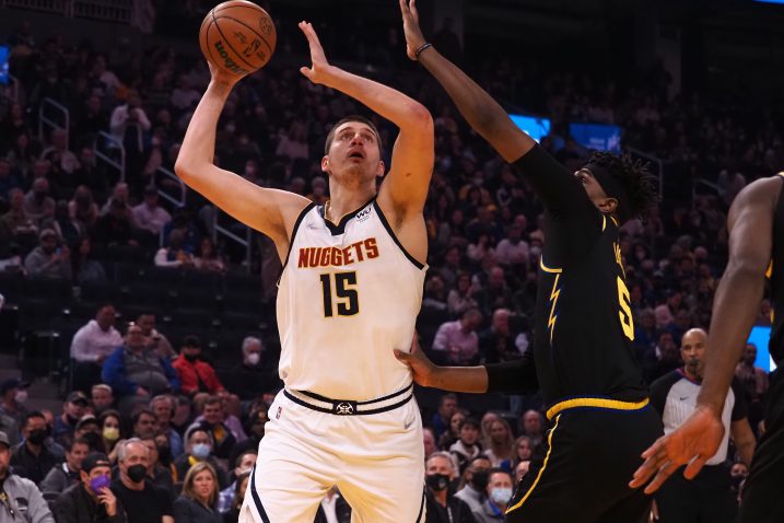 Nikola Jokić i Kevon Looney/Foto REUTERS