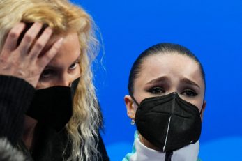 Kamila Valijeva i njezina trenerica/Foto REUTERS