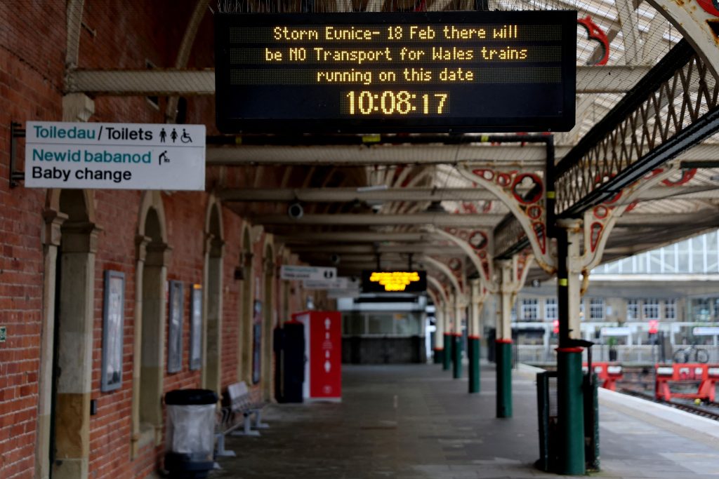 Na željezničkoj stanici u Aberystwyth piše da vlakovi ne voze zbog oluje / Reuters