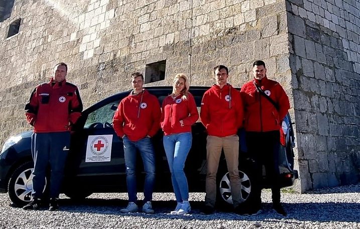 Članovi Crvenog križa Senj uz novi auto