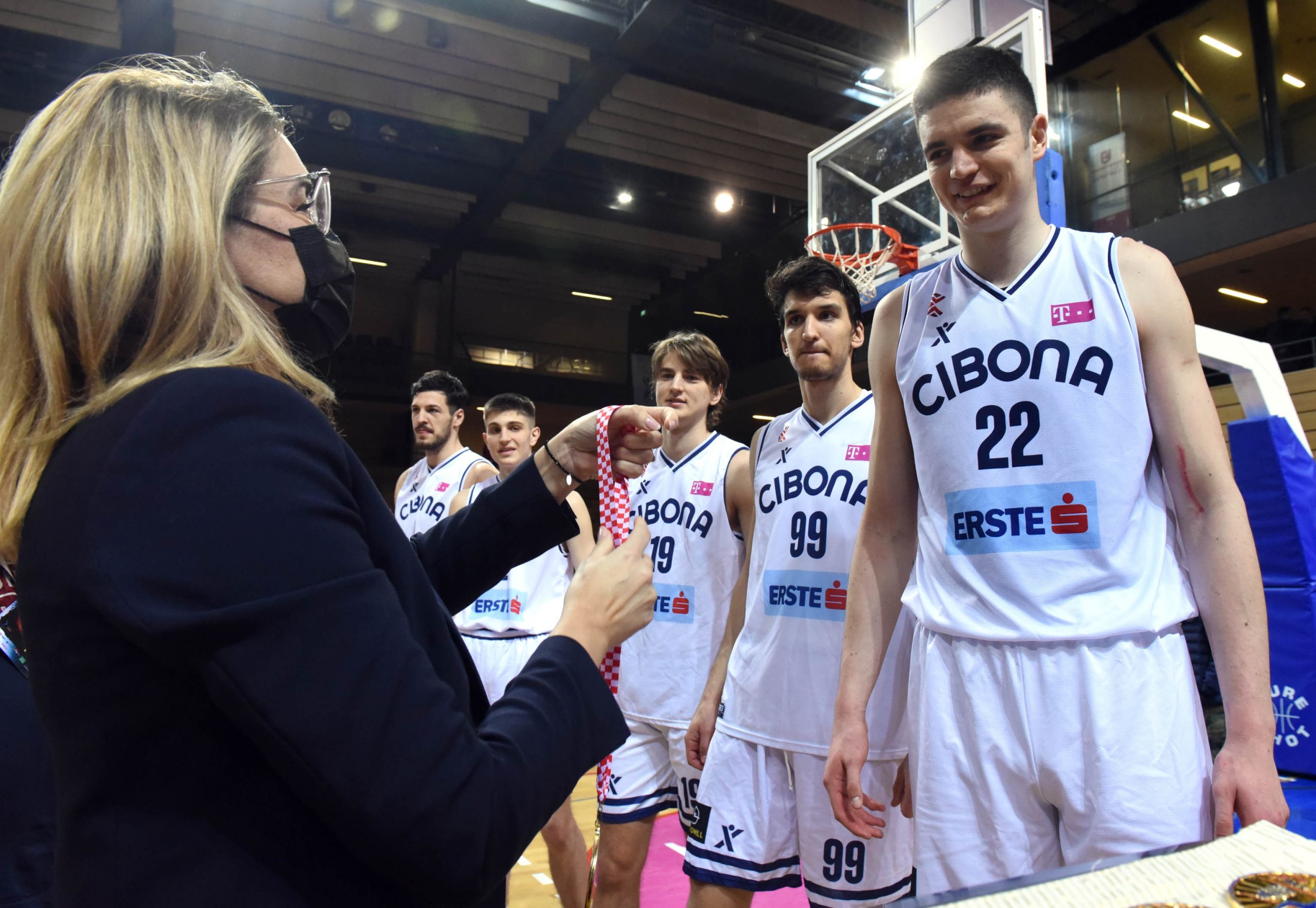 Nikolina Brnjac je uručila medalje pobjednicima/Foto M. GRACIN