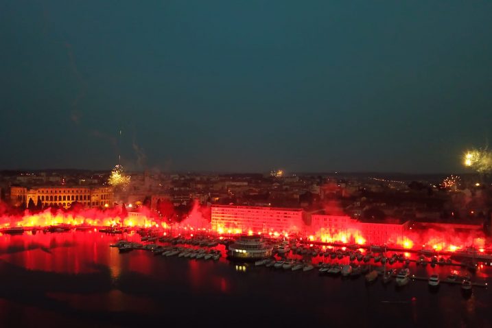 Demoni su priredili rođendansku bakljadu na pulskoj rivi/Foto Facebook Demoni