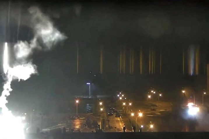 Snimka nadzorne kamere pokazuje buktinju nuklearnoj elektrani u Zaporižju koja je granatirana / Reuters