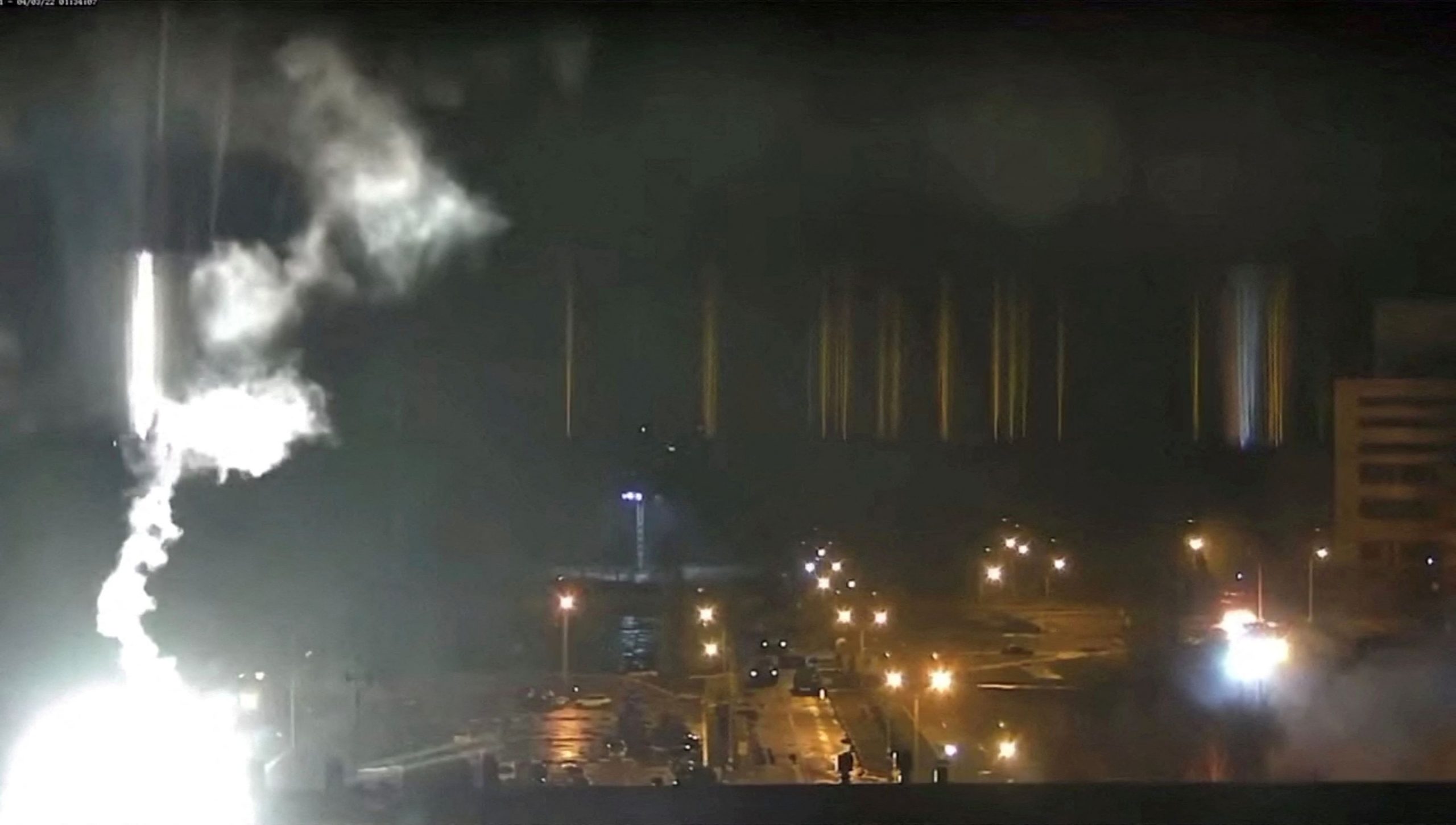 Snimka nadzorne kamere pokazuje buktinju nuklearnoj elektrani u Zaporižju koja je granatirana / Reuters
